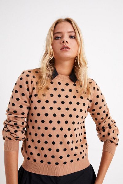 AQE FASHION Дамски кафяв пуловер с кръгло деколте на точки