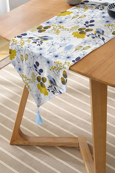 Realhomes Chenille Triangle Runner με φούντες με πολύχρωμο μοτίβο λουλουδιών Ψηφιακή εκτύπωση σε λευκό φόντο