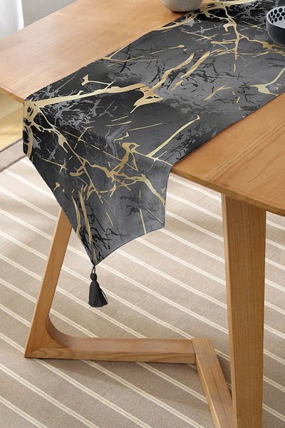Realhomes Alergăr triunghiular de chenille cu ciucuri cu design special imprimat digital cu model de desen auriu pe fundal negru