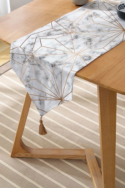 Realhomes Forme geometrice aurii, proiectat la comandă, aler de triunghi de chenille pe podea de marmură