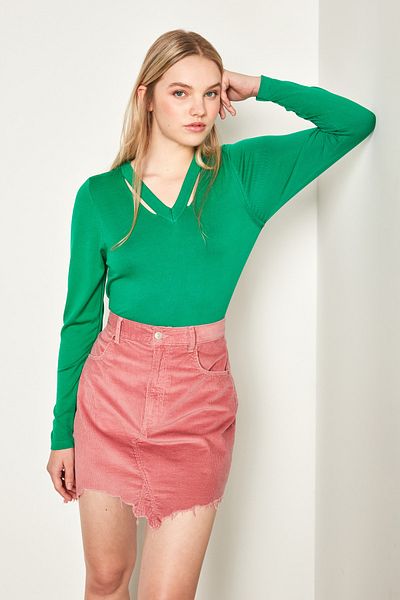 Y-London Grüner Damen-Strickpullover mit V-Ausschnitt und Fensterausschnitt YL-KZ99874