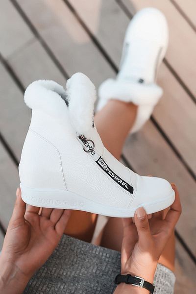 otuzbesshoes Γυναικείες γυναικείες μπότες με λευκή φουσκωτή γούνα και φερμουάρ με λεπτομερή κρυφό τακούνι