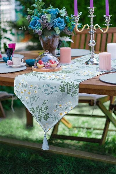 Realhomes Alergăr triunghiular de chenille cu ciucuri cu design special, cu desen Onedraw și model de flori pe fundal colorat