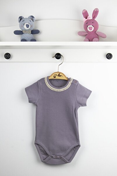 Newborn Fashion Club بدلة بأكمام قصيرة وياقة من الدانتيل