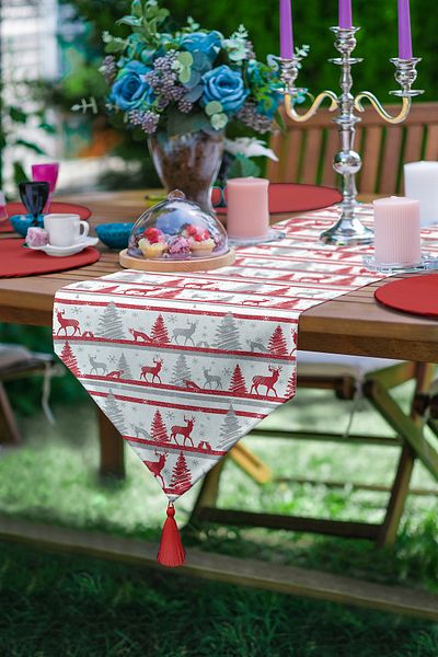 Realhomes Deer And Pine Trees Printed Διακοσμητικό Ειδικού Σχεδιασμού Φούντες Chenille Triangle Runner