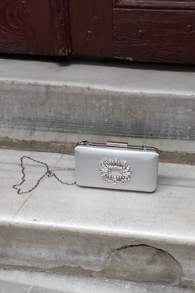 LA CALZATURE Ασημί σατέν βραδινό φόρεμα Stone Box Τσάντα