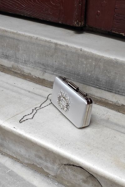LA CALZATURE Ασημί σατέν βραδινό φόρεμα Stone Box Τσάντα