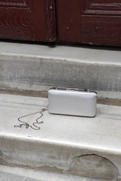 LA CALZATURE حقيبة صندوقية لفساتين السهرة من الساتان الفضي