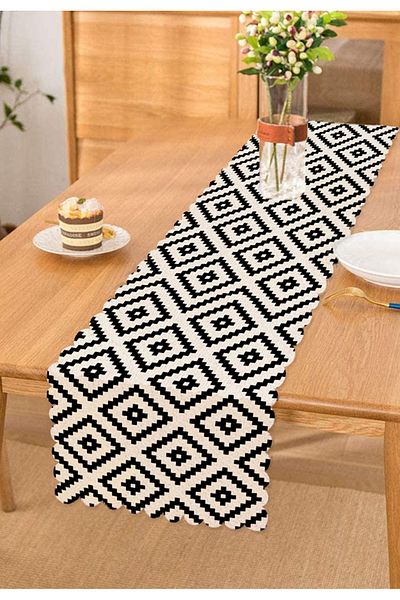 Realhomes Runner decorativ în carouri cu mozaic negru pe fundal alb