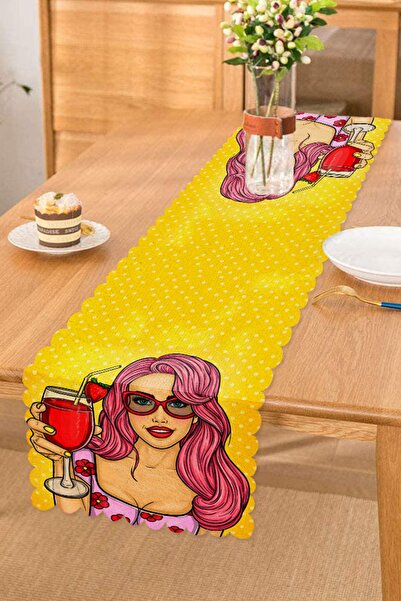 Realhomes Dekorativni trkač sa žutom pozadinom i pop-art uzorkom devojke