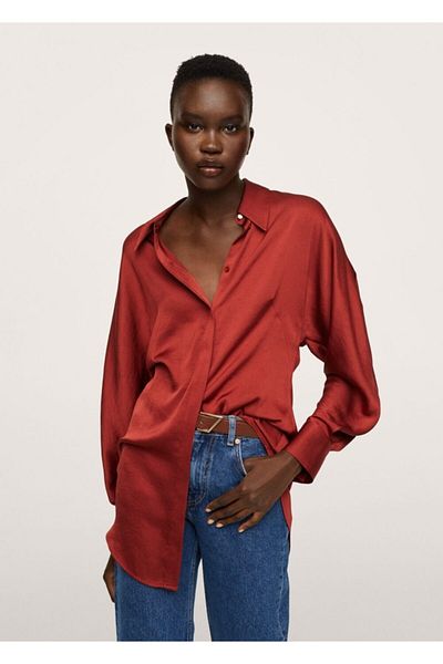 MANGO Woman Cămașă drapeată cu suprafață din satin de burgundy