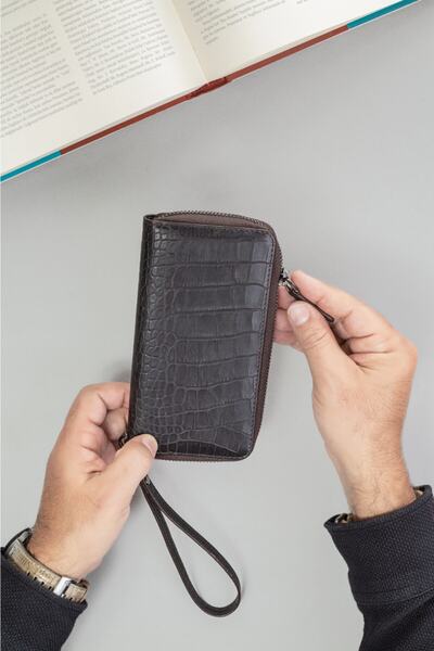 Leather Paper محفظة جلدية بطبعة جلد التمساح باللون البني الداكن