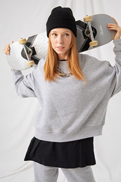 gothamvibes سويت شيرت نسائي رمادي كبير الحجم من فيبي