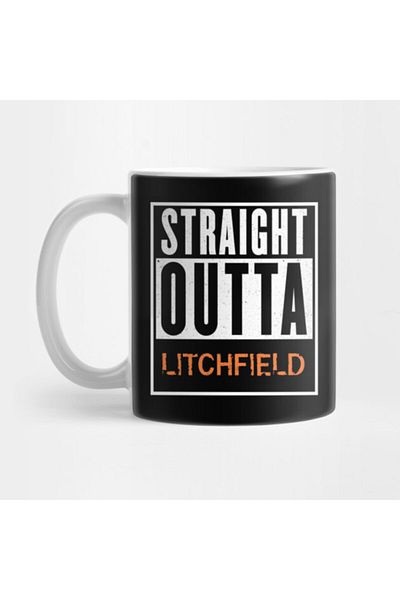 Pixxa Orange Is The New قميص أسود: كوب كأس مفرود من Litchfield