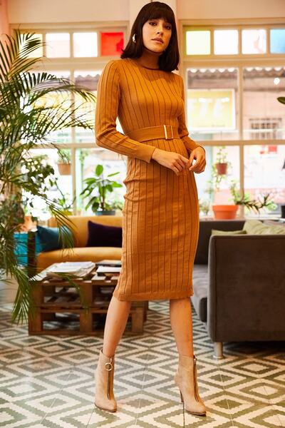 Olalook Γυναικείο πλεκτό φόρεμα με ζώνες καμήλας με χοντρό ραβδώσεις ELB-19001014