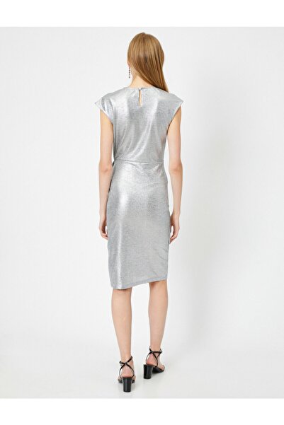 Koton Dámské večerní šaty s rozparkem a metalickým baglamovým detailem midi s krátkým rukávem