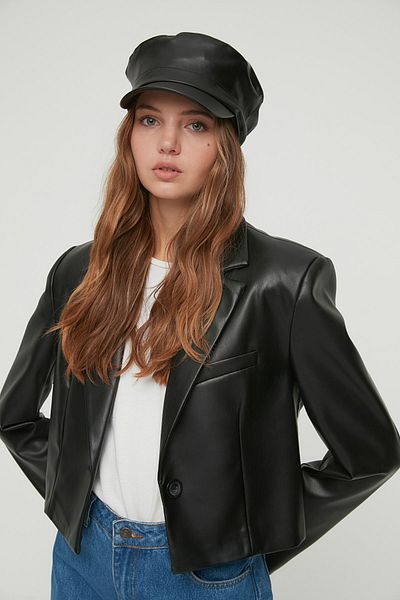 Trendyol Collection Schwarze Damenmütze aus Kunstleder TWOAW22SP0009