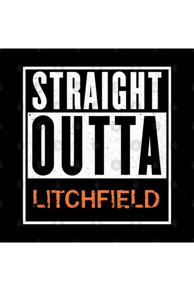 Pixxa Orange Is The New قميص أسود: كوب كأس مفرود من Litchfield