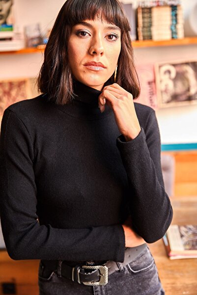 Olalook Dámský černý svetr s kapucí a rolákem KZK-19000395