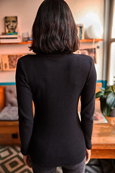 Olalook Dámský černý svetr s kapucí a rolákem KZK-19000395