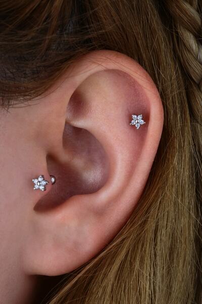 Vilma Aksesuar Cerrahi Çelik Helix Tragus Piercing Çiçek Figür (8mm) Gümüş Renk