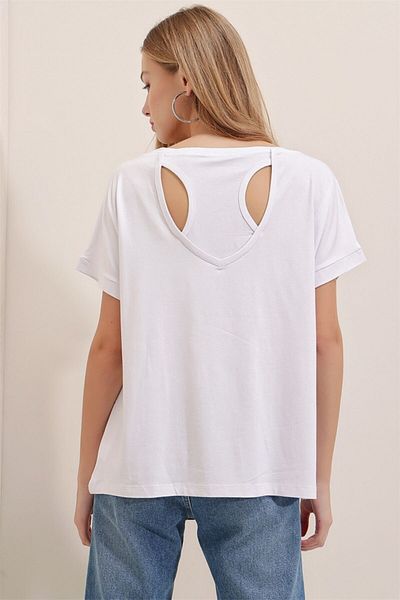 AQE FASHION Γυναικεία λευκή μπλούζα με λαιμόκοψη με λεπτομέρεια