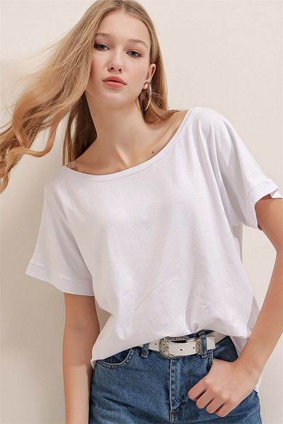 AQE FASHION Γυναικεία λευκή μπλούζα με λαιμόκοψη με λεπτομέρεια