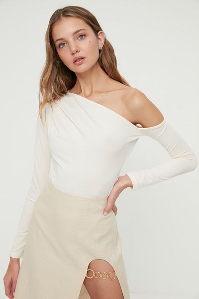 Trendyol Collection Ecrufarbener, asymmetrischer Kragen, langärmliger Stretch-Strickbody mit Druckknöpfen TWOAW22BD0080