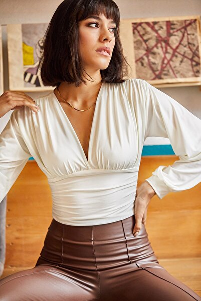 Olalook Damska krótka bluzka z głębokim dekoltem w kolorze ecru i paskiem BLZ-19001696