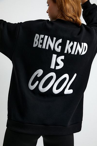 LAMODEMAPASS Hanorac oversize de bază cu broderie Being Kind Is Cool