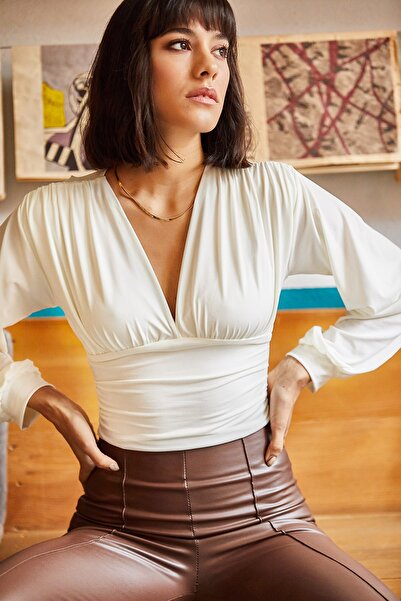 Olalook Damska krótka bluzka z głębokim dekoltem w kolorze ecru i paskiem BLZ-19001696