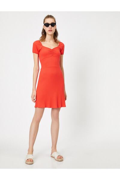 Koton Μίντι φόρεμα με κοντό μανίκι με λεπτομέρεια