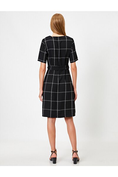 Koton Krátké šaty s krátkým rukávem s páskem