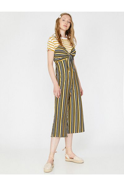 Koton Gelber Damen-Jumpsuit mit V-Ausschnitt und kurzem Bein und detailliertem Bindeband