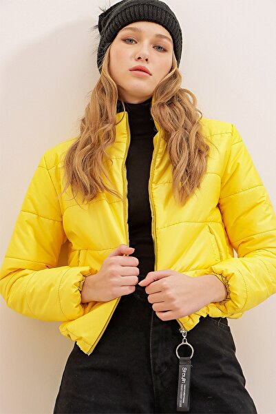 Trend Alaçatı Stili Jachetă puf pentru femei, galbenă, cu guler în picioare, cu buzunare dublu, cu talie elastică ALC-X7684