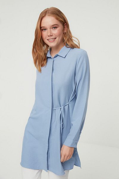 Trendyol Modest Blaues gewebtes Aerobin-Hemd mit Taillenschnürung TCTSS22GO0105