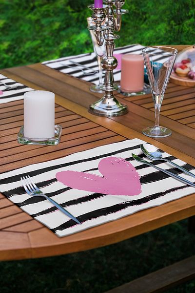 Realhomes 4-Piece Black Line Background Heart Designed American Service Set