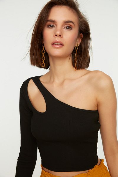 Trendyol Collection Czarna, dopasowana bluzka z okienkiem na jedno ramię, ze szczegółową prążkowaną, bawełnianą, rozciągliwą bluzką z dzianiny TWOAW22BZ0242