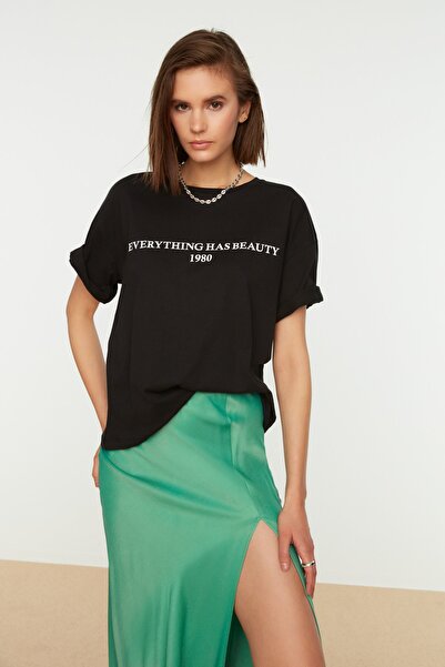 Trendyol Collection Černá 100% bavlna Slogan Tištěný Uvolněný/Široký uvolněný střih Posádka Výstřih Pletené tričko TWOSS19GH0034