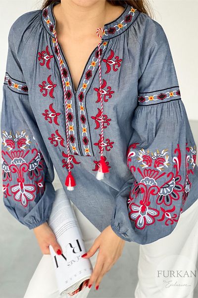 FEMELLE Bluză vintage albastră de damă cu broderie florală pe mâneci și guler