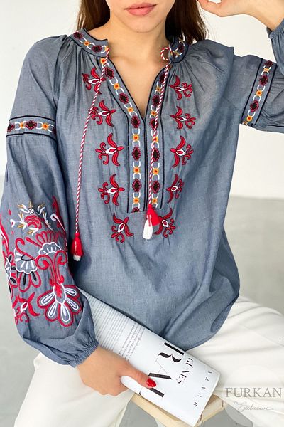FEMELLE Bluză vintage albastră de damă cu broderie florală pe mâneci și guler