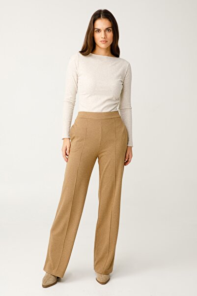 on Pantaloni cu model cu picioare late