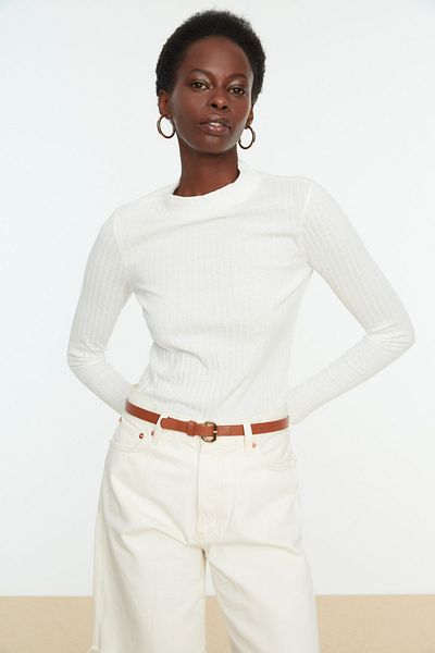 Trendyol Collection Ecrufarbene, gerippte, flexible Slim-Fit-Strickbluse mit hohem Kragen TWOAW20BZ0200