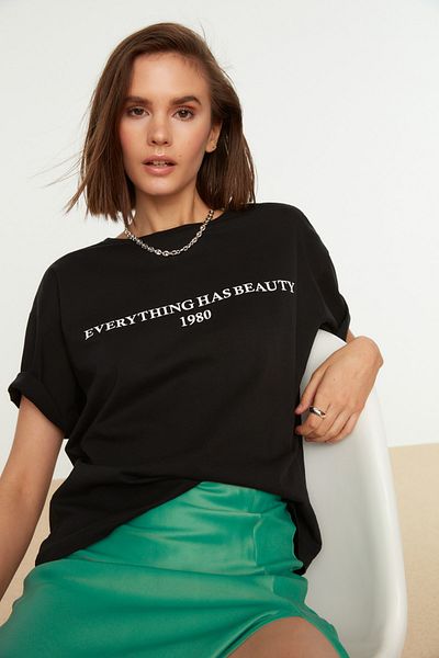 Trendyol Collection Tricou tricotat negru, 100% bumbac, cu slogan imprimat, cu croiala relaxată/largă, cu decolteu rotund TWOSS19GH0034