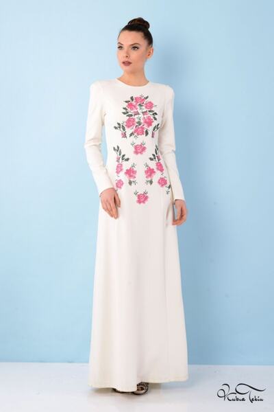 Kübra Tekin Angelina Nakış Işlemeli Kuyruklu Beyaz Elbise