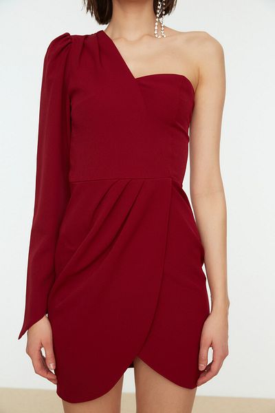 Trendyol Collection Stilvolles kurzes Abendkleid mit burgunderfarbenem Ärmeldetail - TPRSS21EL1148