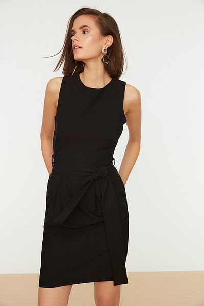 Trendyol Collection Mini tkané šaty s černým páskem a kolem krku TWOSS19AA0063