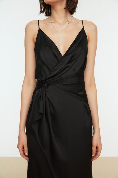 Trendyol Collection Černé saténové dlouhé večerní šaty s dvojitým límcem TPRSS21AE0050