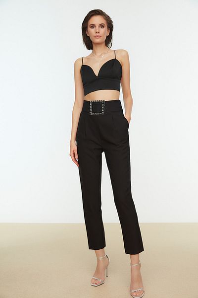 Trendyol Collection Schwarze gewebte Hose mit Gürtel und glänzendem Steindetail - TPRAW20PL0168