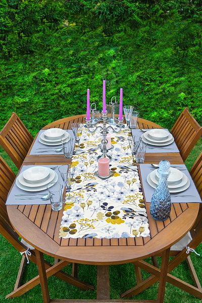 Realhomes 1 Alergăr modern cu modele de flori colorate pe fundal alb și 4 mat de loc colorate în albastru